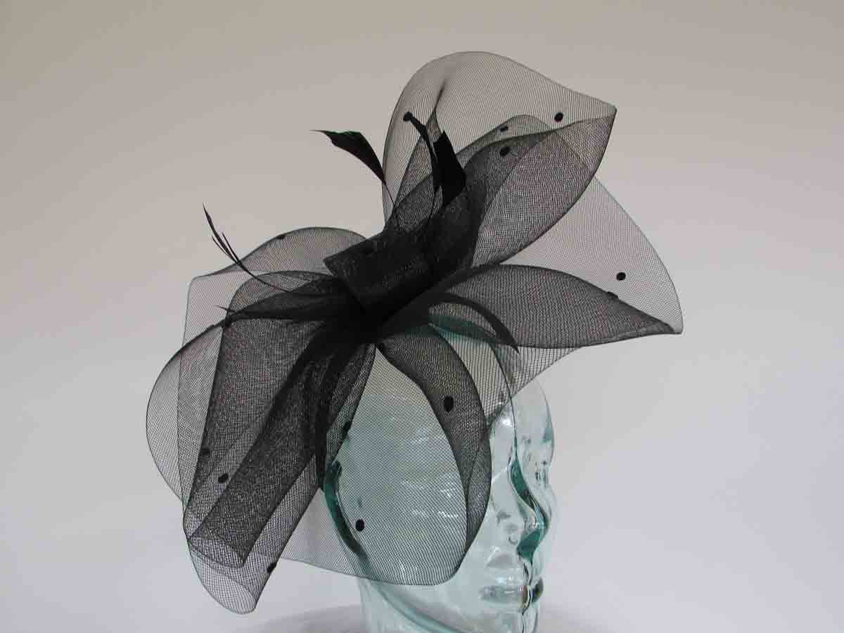 Crin fascinator with spots in black