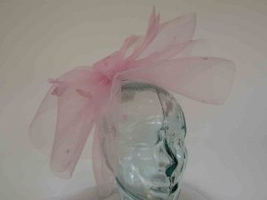 Crin fascinator with spots in dusky pink