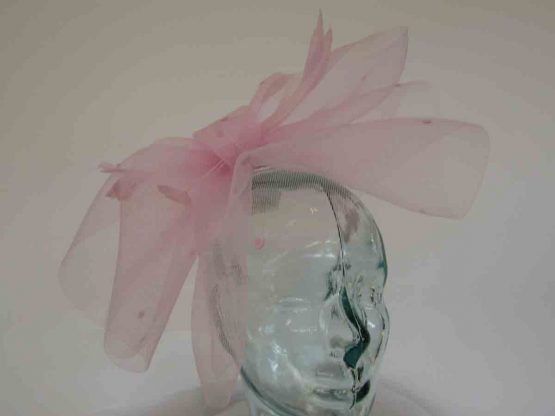 Crin fascinator with spots in dusky pink