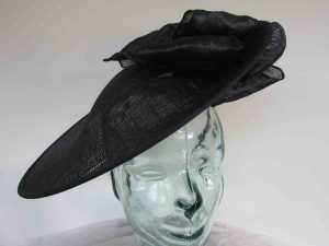 Large hatinator with silk abaca bow in navy