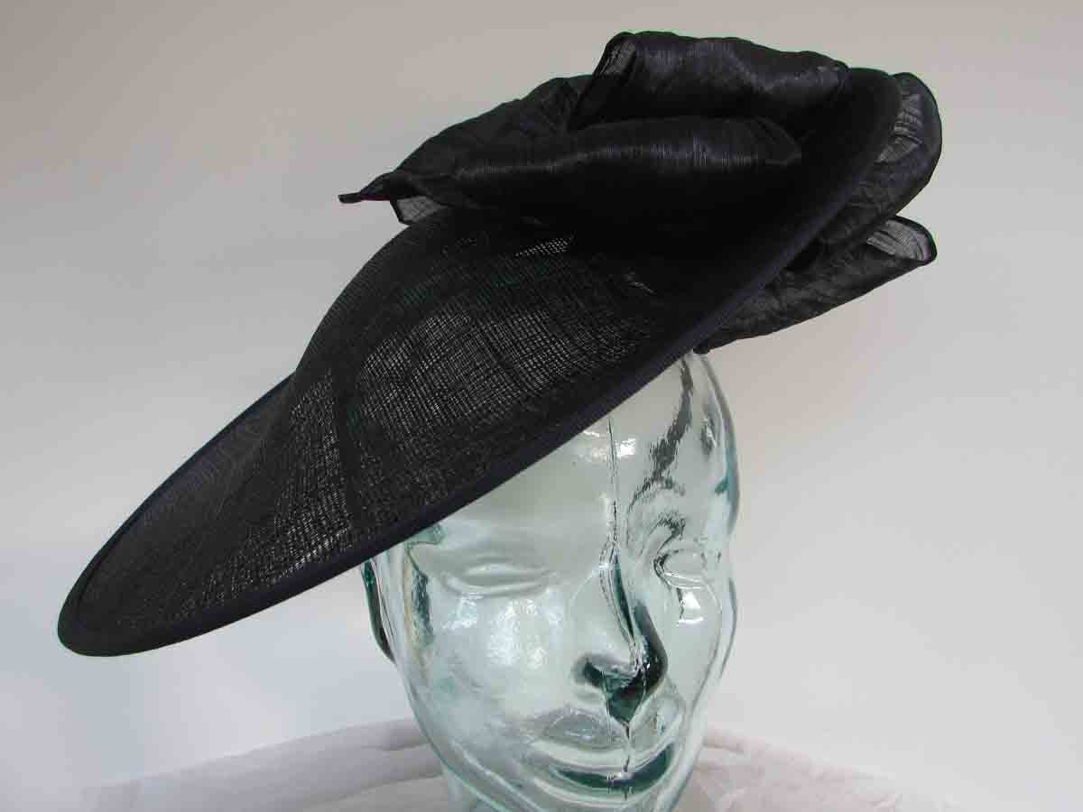 Large hatinator with silk abaca bow in navy