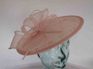 Simanay hatinator with flower in oyster