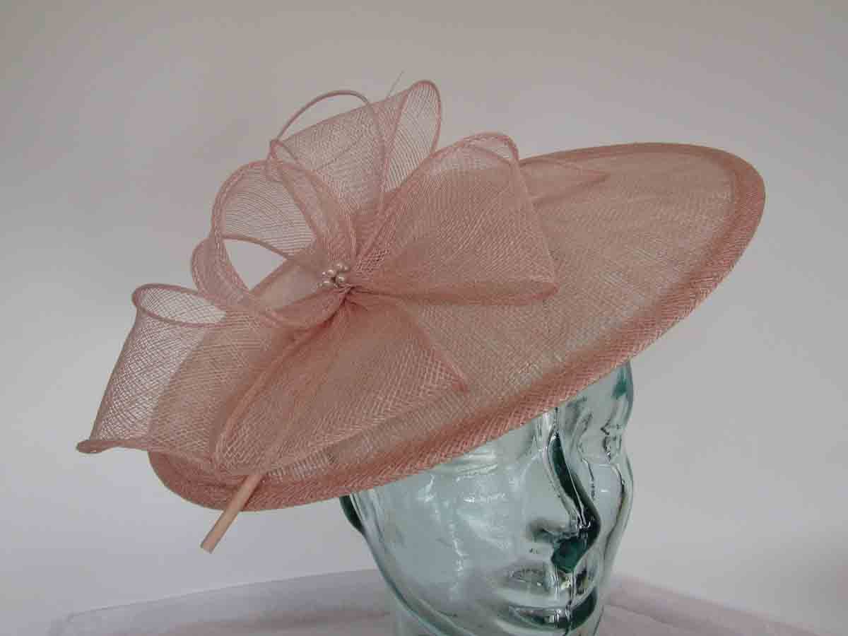 Simanay hatinator with flower in oyster