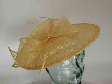 Simanay hatinator with flower in sunflower yellow