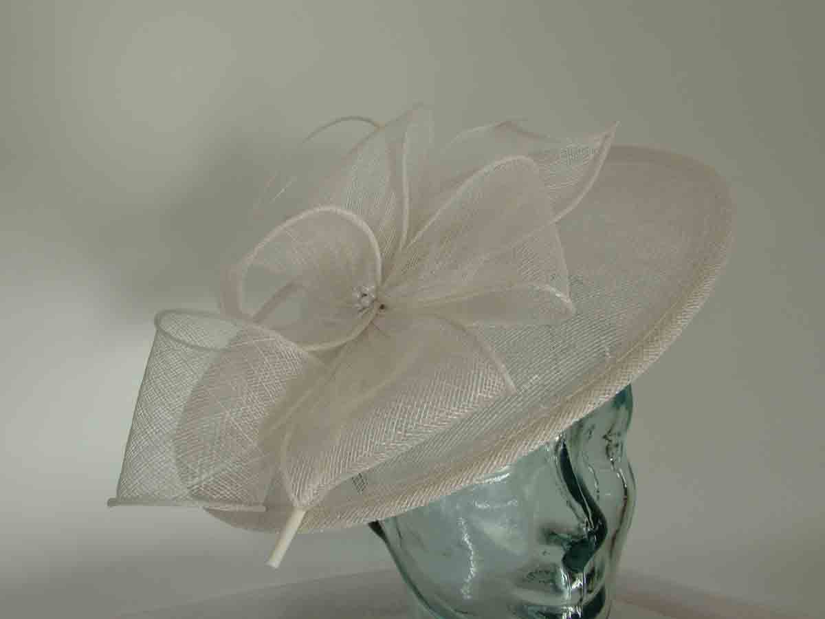 Simanay hatinator with flower in white