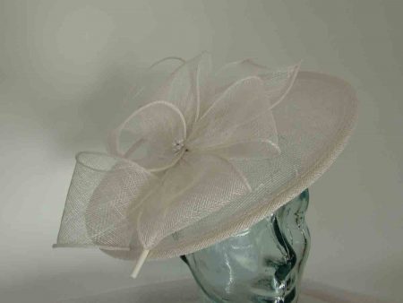 Simanay hatinator with flower in white