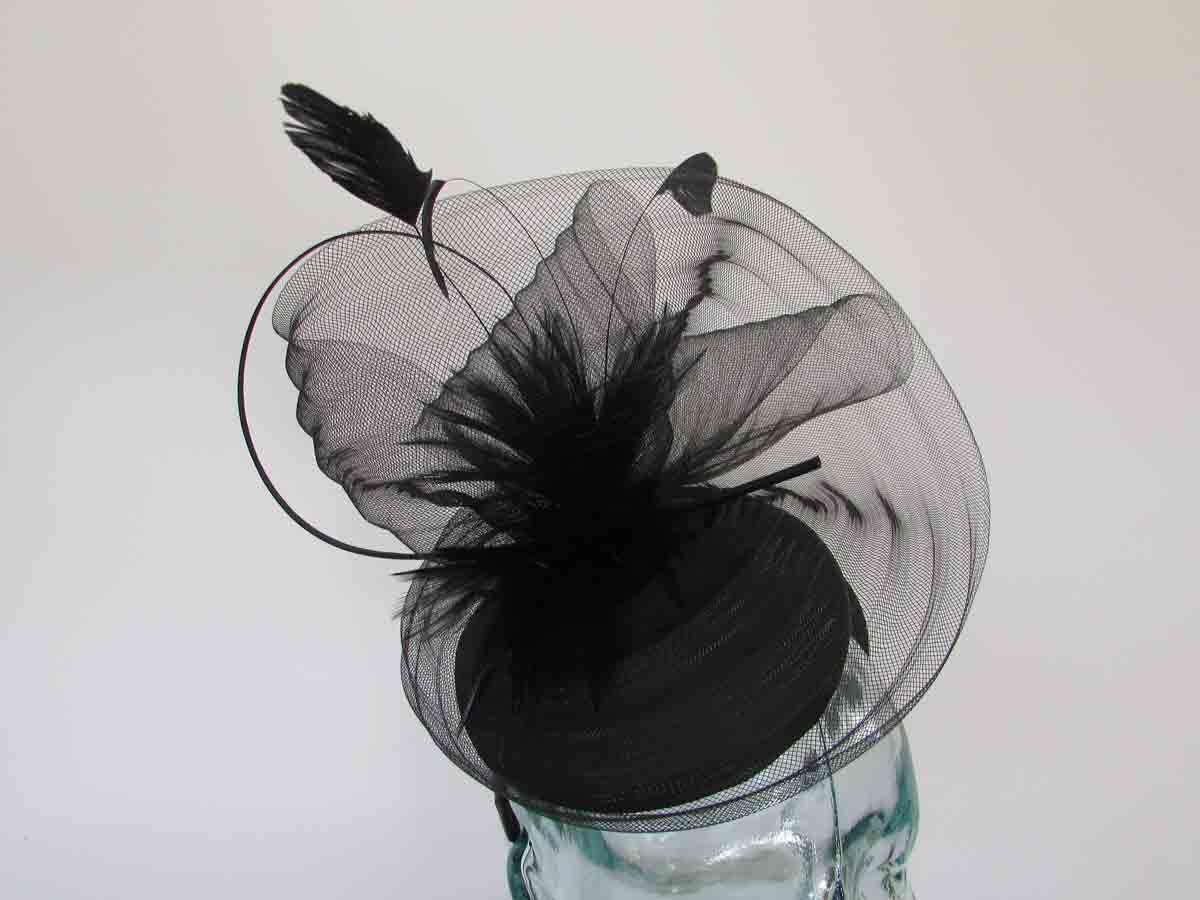 Satin pillbox with crin in black