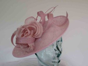 Oval hatinator with double quill in chalk pink