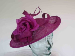 Oval hatinator with double quill in fuschine pink