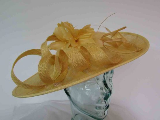 Oval hatinator with flower in yellow