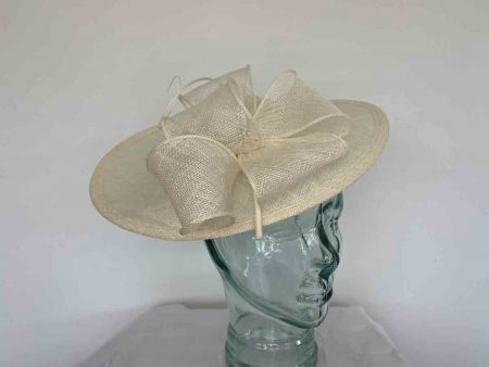 Simanay hatinator with flower in ivory