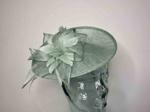 Oval hatinator with flower in bermuda