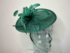 Oval hatinator with flower in emerald