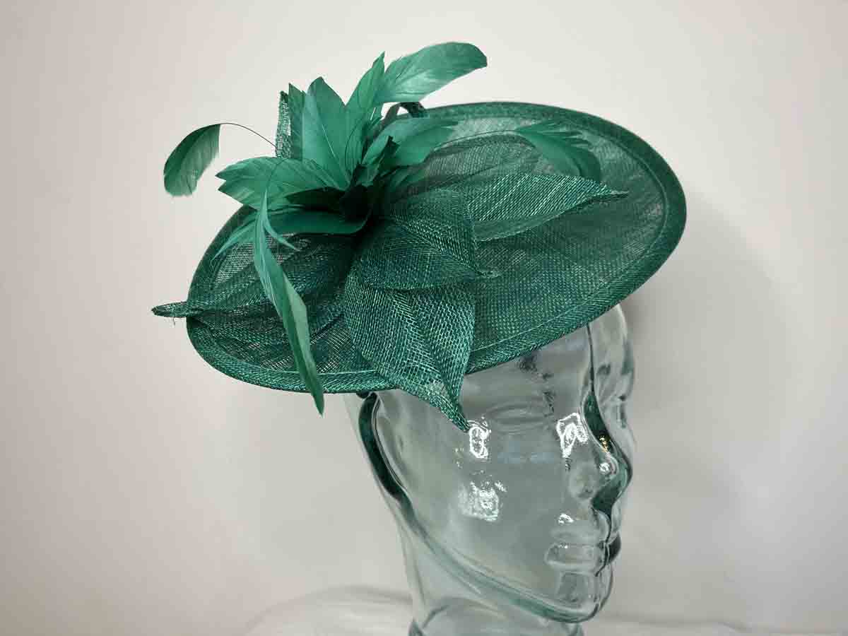 Oval hatinator with flower in emerald