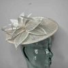 Oval hatinator with flower in ivory with a lurex thread