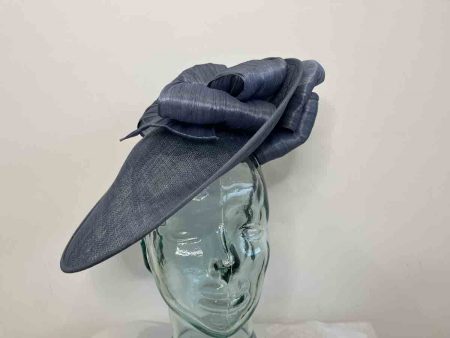 Large hatinator with silk abaca bow in moon