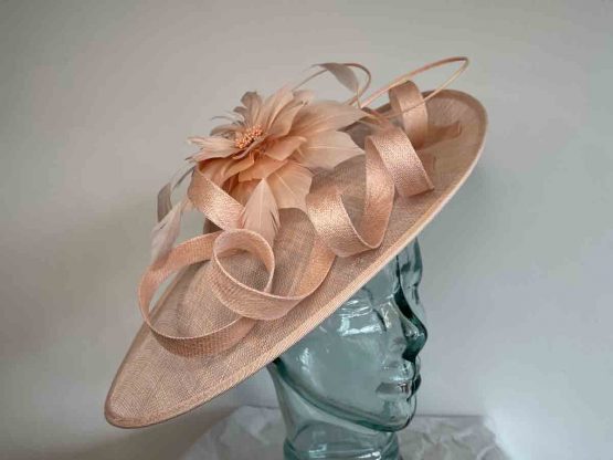 Oval hatinator with flower in chalk pink