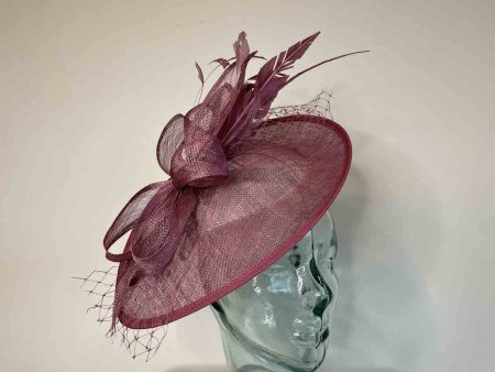 Oval hatinator with double quill in cassis