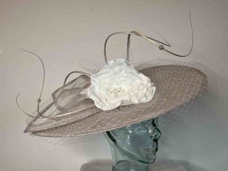 Disc hatinator in dove with white flower