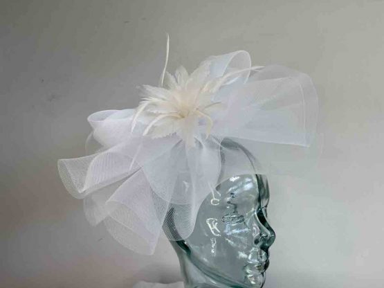 Crin fascinator with feather flower in white