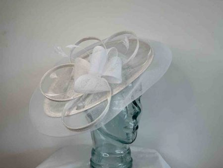 Oval hatinator with crin brim in white