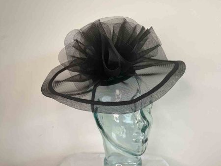 Crin fascinator with centre crin detail in black