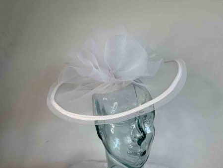Crin fascinator with centre crin detail in white