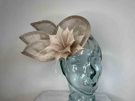 Small hatinator with triple leaves in almond