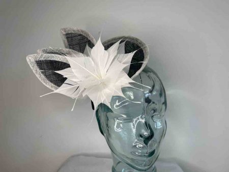 Small hatinator with triple leaves in black and ivory