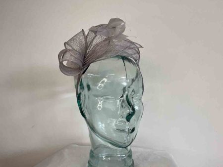 Fascinator with leaves in pearl