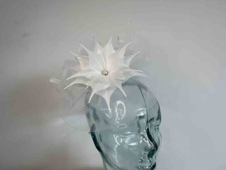 Crin fascinator with feathered flower in white