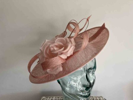 Oval hatinator with double quill in chalk pink