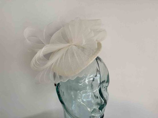 Teardrop fascinator with pleated crin in ivory