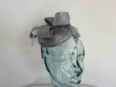 Pillbox fascinator with bow in steel