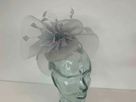 Pillbox with crin and feathered flower in pearl