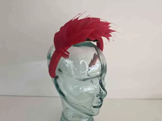 Padded hairband with feathers in carmine