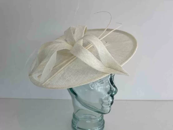 Circular hatinator with open flower in ivory
