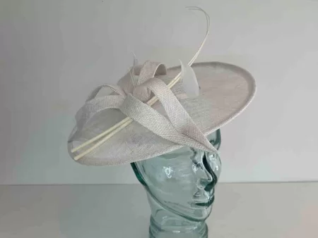 Circular hatinator with open flower in pearl