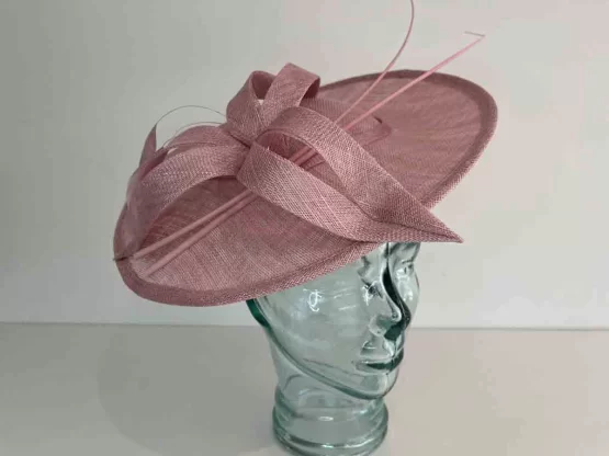 Circular hatinator with open flower in rose pink