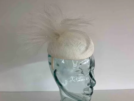 Pillbox fascinator with frayed crin in ivory