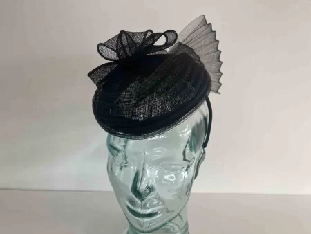 Pillbox fascinator with pleated crin in black