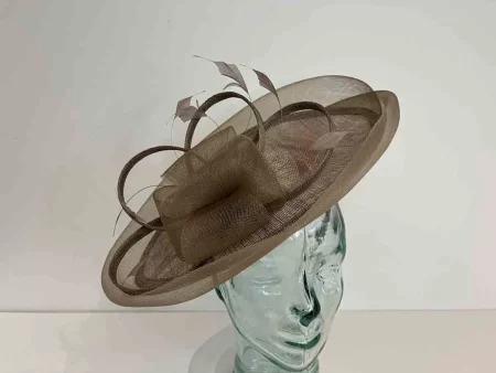 Oval hatinator with crin brim in coffee
