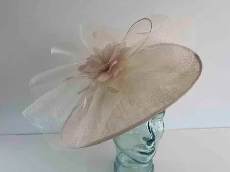 Oval hatinator with crin and feathered flower in champagne