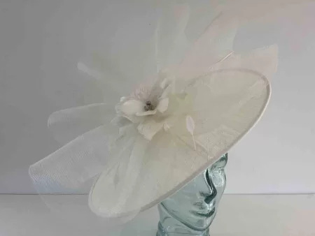 Oval hatinator with crin and feathered flower in ivory
