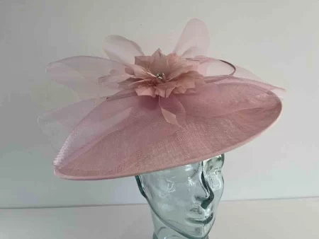 Oval hatinator with crin and feathered flower in pink