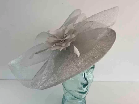 Oval hatinator with crin and feathered flower in silver lurex
