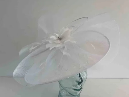 Oval hatinator with crin and feathered flower in white